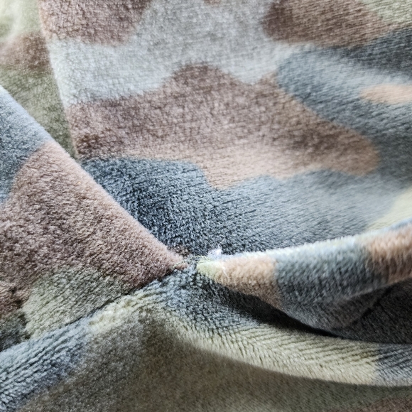 AEO Ultra Soft Velour Camo Hooded Pullover Size XL - Picture 9 of 9